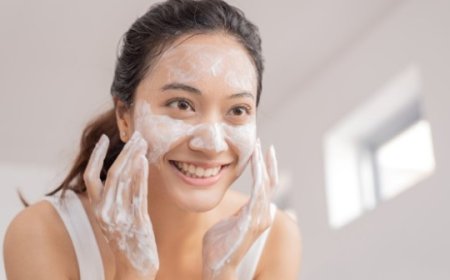 4 Perbedaan Facial Wash dan Facial Foam yang Wajib Kamu Ketahui