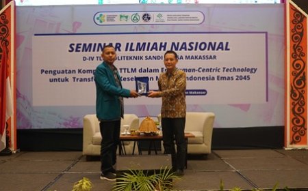 Pemberian Cenderamata Sebagai Simbol Apresiasi dalam Seminar Ilmiah Nasional Politeknik Sandi Karsa