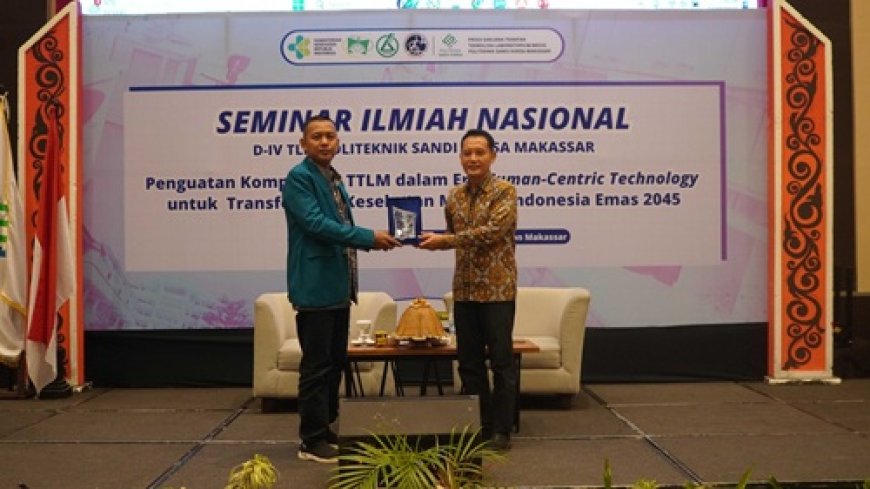 Pemberian Cenderamata Sebagai Simbol Apresiasi dalam Seminar Ilmiah Nasional Politeknik Sandi Karsa