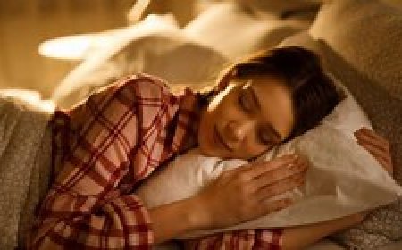 Lebih Sehat Tidur Pakai Bantal atau Tidak? Ternyata Ini Pengaruhnya