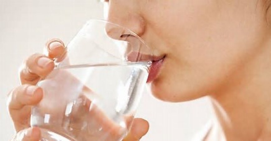 Minum Air Putih Saat Makan Sebabkan Perut Buncit, Benarkah?